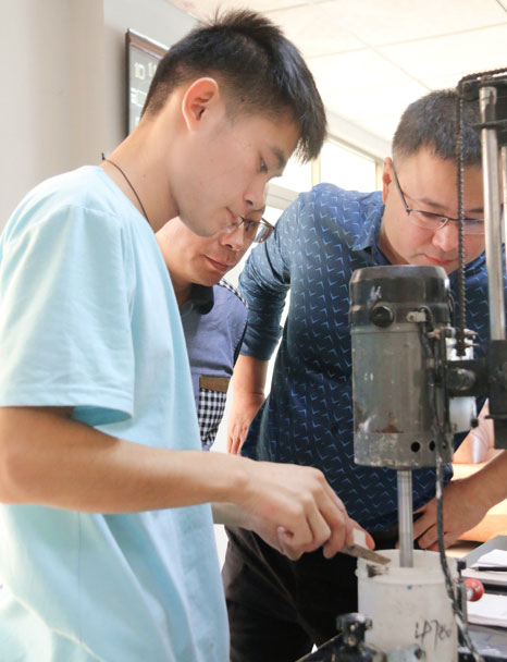 熱烈歡迎西安辦廠客戶孫總、張總、楊總來鑫浪進行技術(shù)交流
